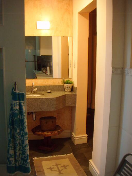 O lavabo, faz parte do banheiro que está disponível.