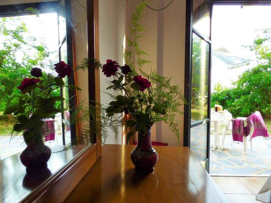 Mirror and view to the garden
