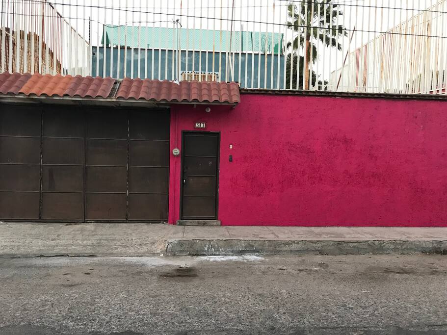 Fachada del hostal