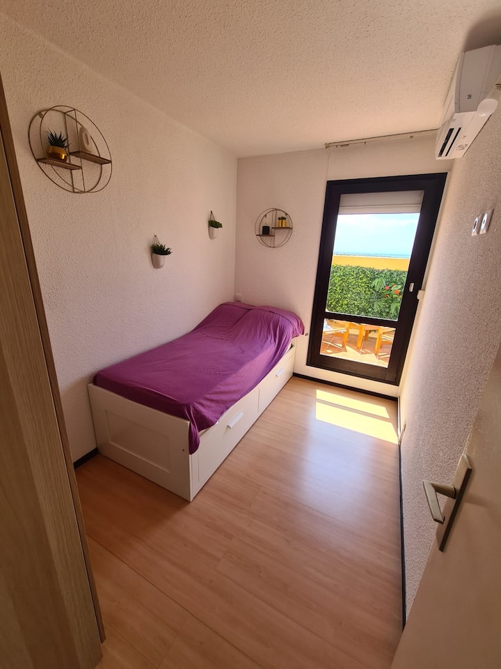 Dormitorio 2 con cama nido compuesto por 2 colchones de 80x200cm que permiten una cama de 160 cm.
También tiene un armario y acceso a la terraza del lado del lago marino.