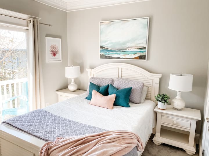 Спалня с 3 кънки и частен малък балкон. Насладете се на чаша кафе на предоставените балконски столове. 