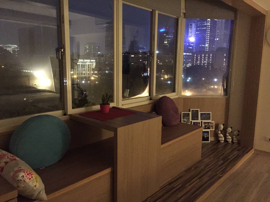 晚上回到小窩,坐在窗邊欣賞窗外美麗的夜景