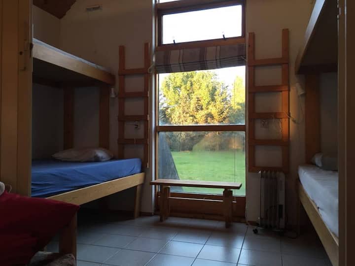Spavaća soba br. 2. Ima na lijevoj strani jedan bračni krevet i jedan jednostruki krevet iznad. Na desnoj strani nalazi se krevet na kat s krevetima za jednu osobu. 