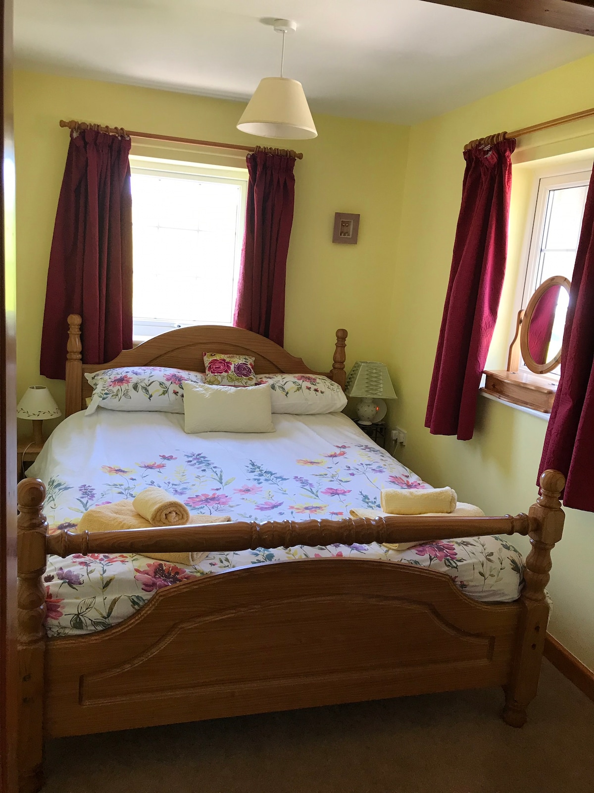 Priestor s manželskou posteľou mimo salónika.