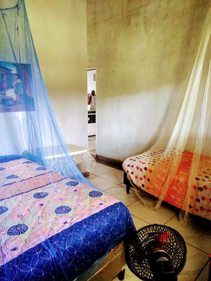 1 брачен кревет (широк 150 -)
1 брачен кревет (широк 150-179 см)
Заедничка бања со спална соба во непосредна близина