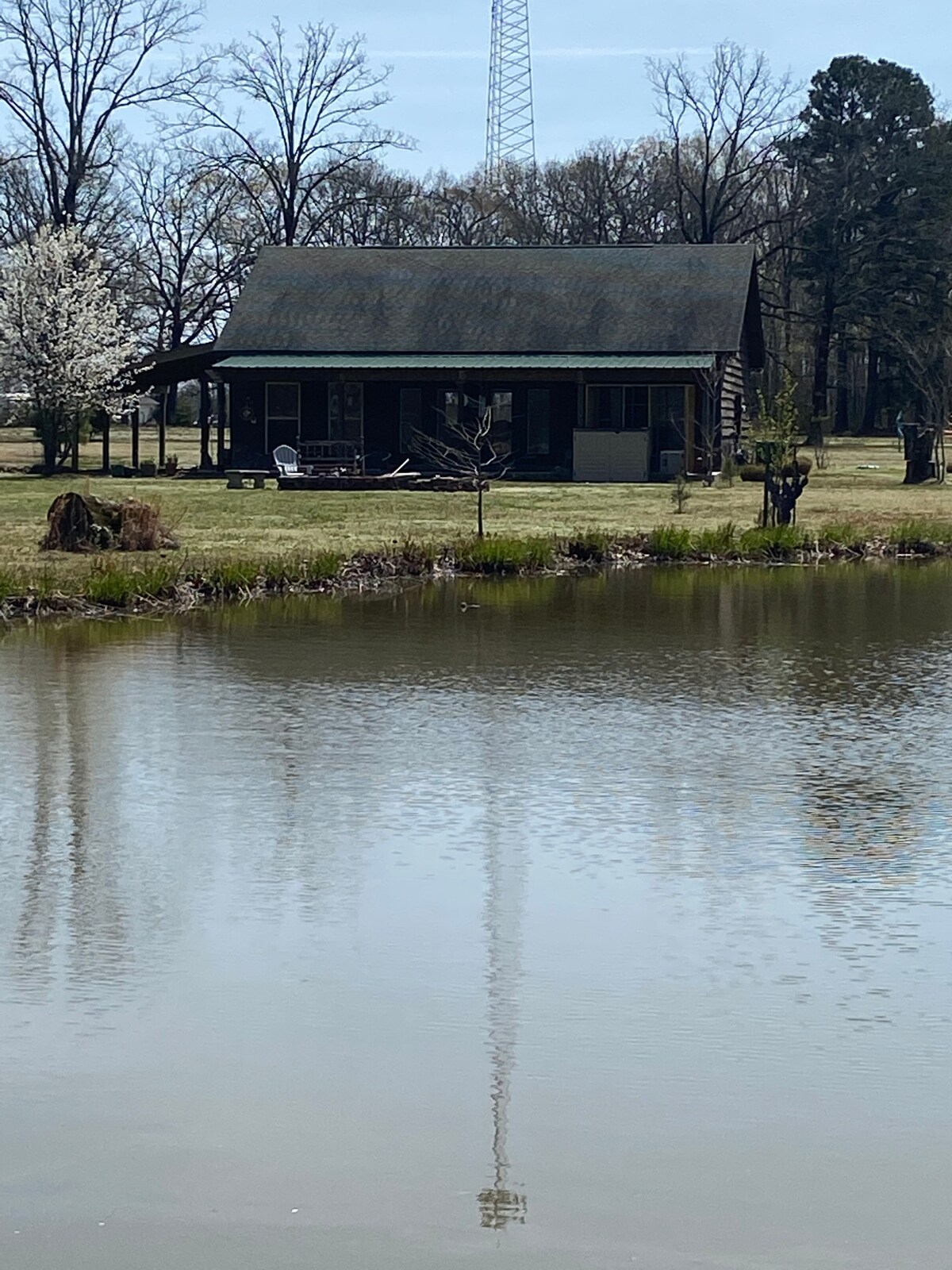 Cabaña romántica de 2 dormitorios con bañera y estanque de pesca - Casas de  huéspedes en alquiler en Lonoke, Arkansas, Estados Unidos - Airbnb, image size:1200x1600