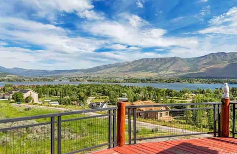 Cozy Cabin with Views, Four King Beds & Hot Tub!