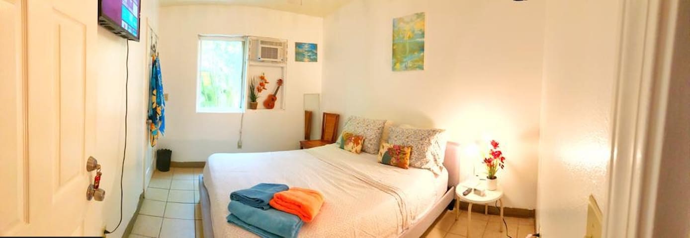 Tropical Room heart of Waikiki /tax/fees included