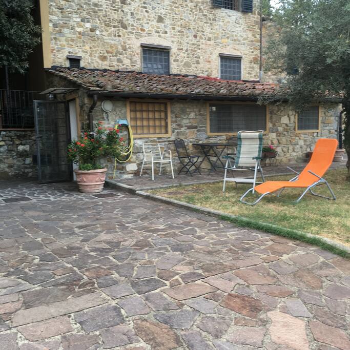 foto 2
l'alloggio e la zona esterna destinata agli ospiti
