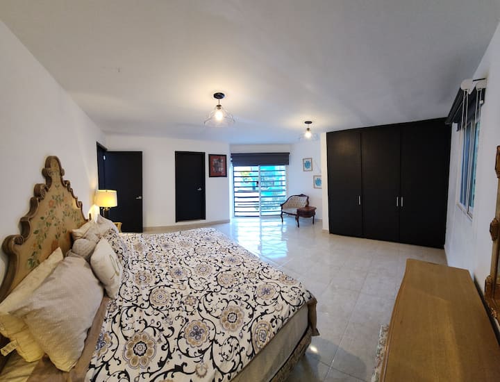 غرفة نوم رئيسية واسعة جدًا مع حمام كامل وسرير بمقاس كينج مع مرتبة ميموري فوم 3بوصة وشرفة وخزانة ملابس مع مرآة وستائر معتِّمة