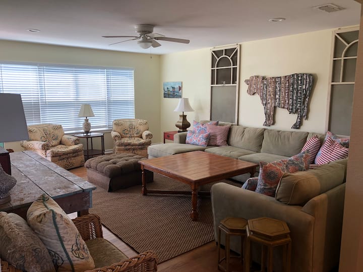 "The Beehive"  4 Bed Hou In Round Top Texas, 78954 - Round Top, TX