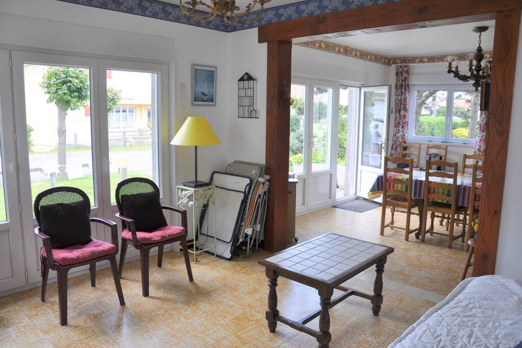 Grand espace ouvert et lumineux