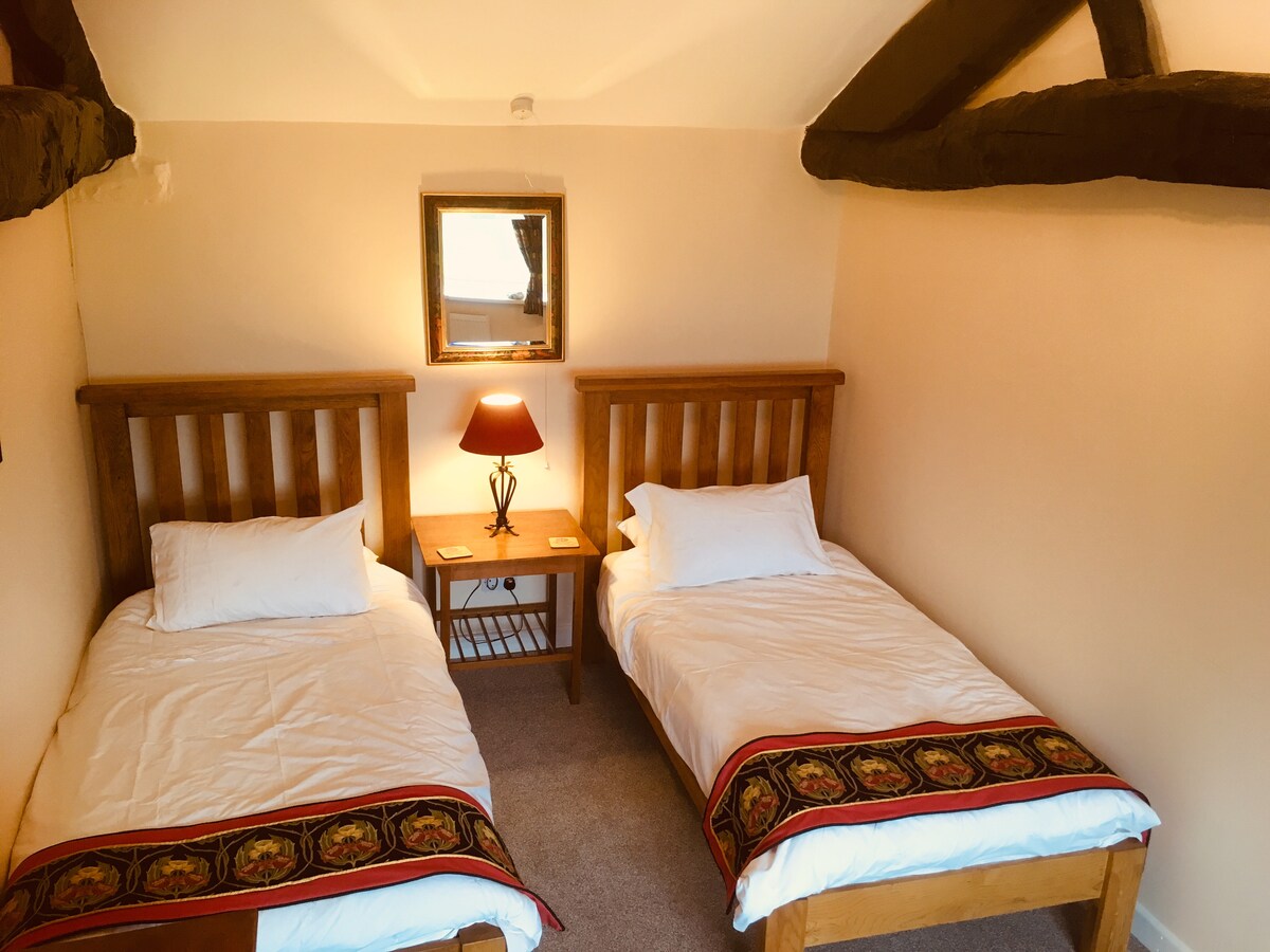 Twin Bedroom with room divider