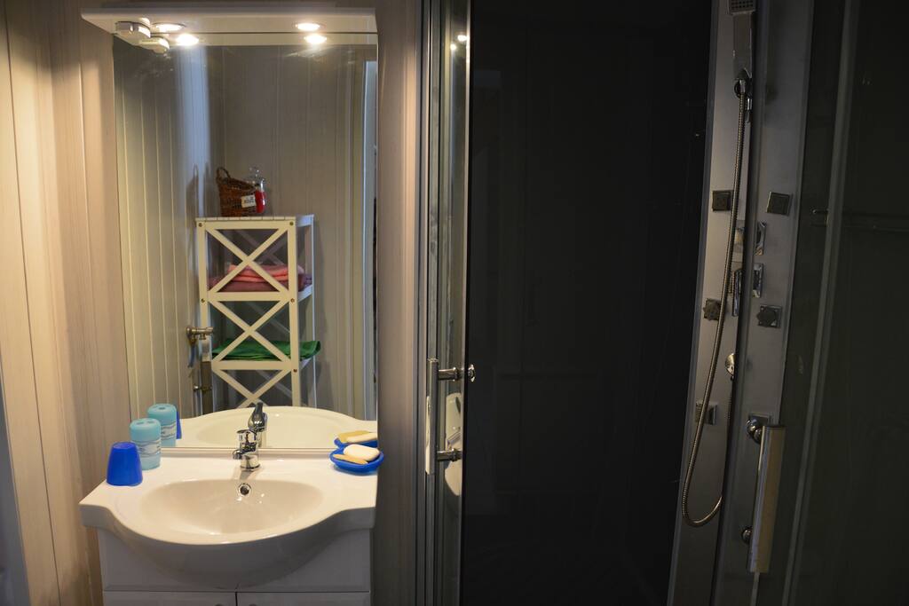 Salle de bain avec cabine douche et meuble vasque