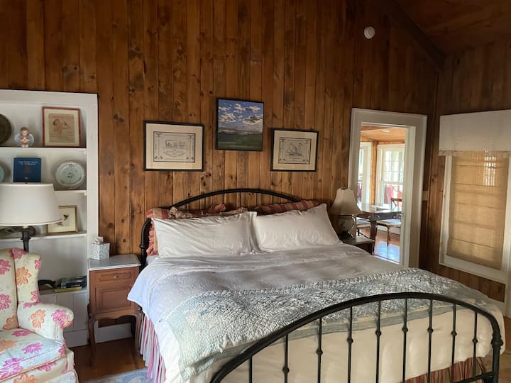 Dormitorio tamaño king con colchón cómodo y nuevo, TV inteligente y techo alto.