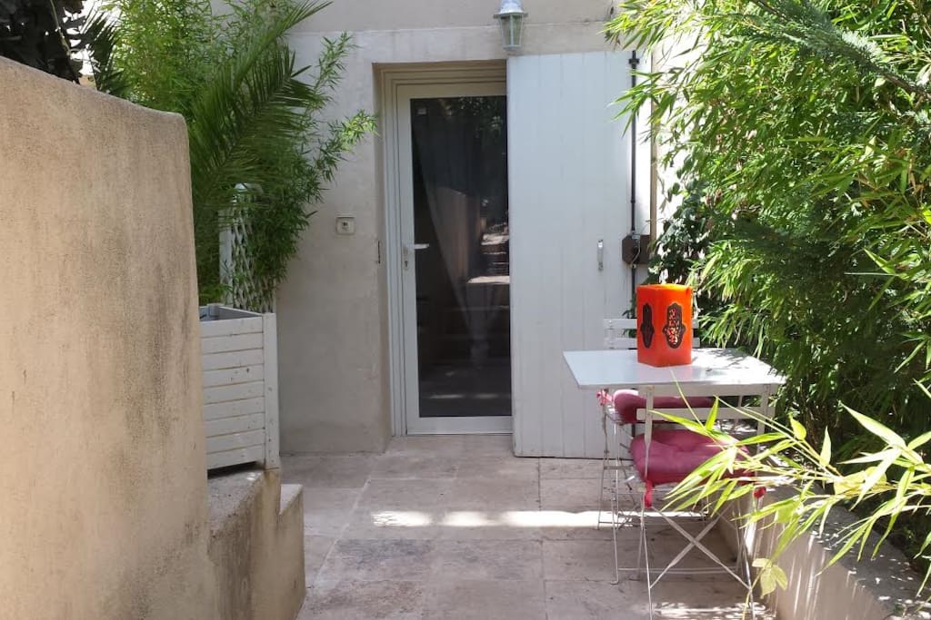 Petite terrasse privative devant l'entrée.