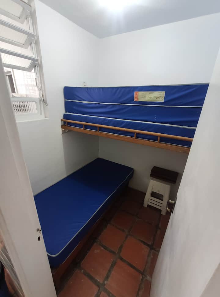 Stanza aggiuntiva: letto e letto a castello Ottimo per i bambini! In questo posto, se necessario, sono riposti anche i materassi aggiuntivi da utilizzare nelle stanze.