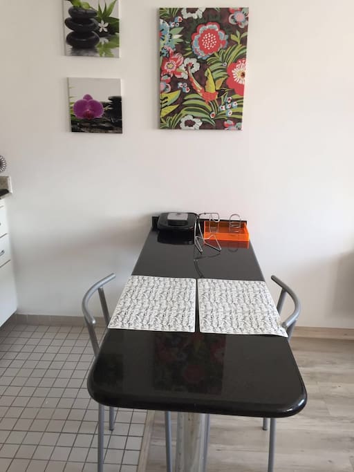 Mesa com duas cadeiras. Podendo caber mais pessoas.