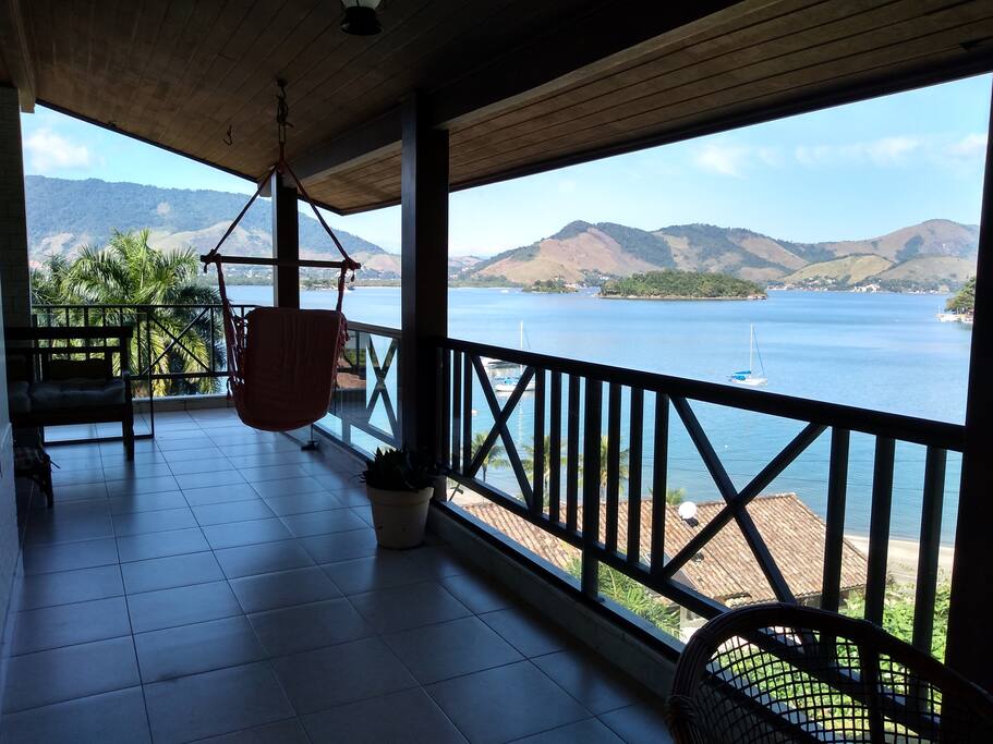 Lugar paradisíaco, sacada com vista para o mar.
