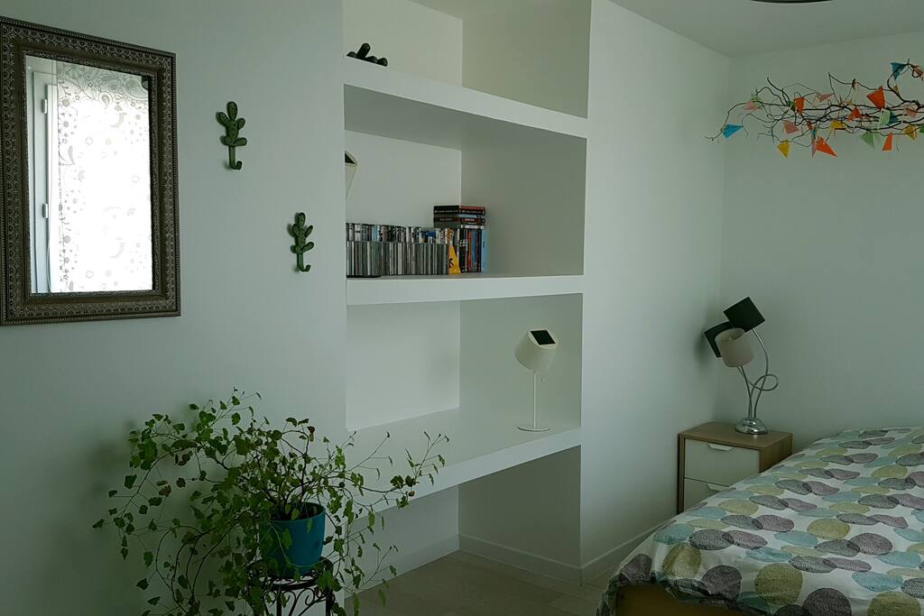 das Gästezimmer (guest room)