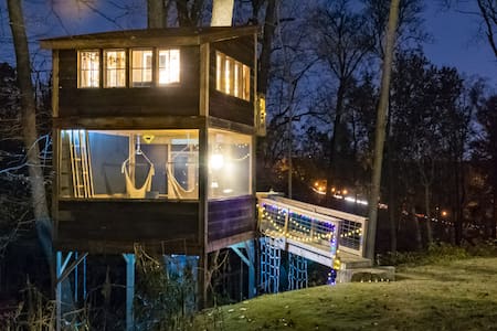 Trailside Treehouse in RVA ~ Glamp w prvt bath!