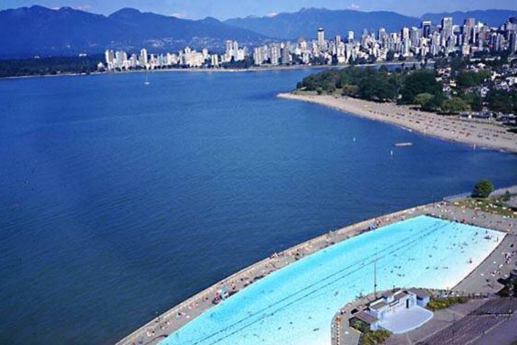 Two blocks from Kits beach/pool
