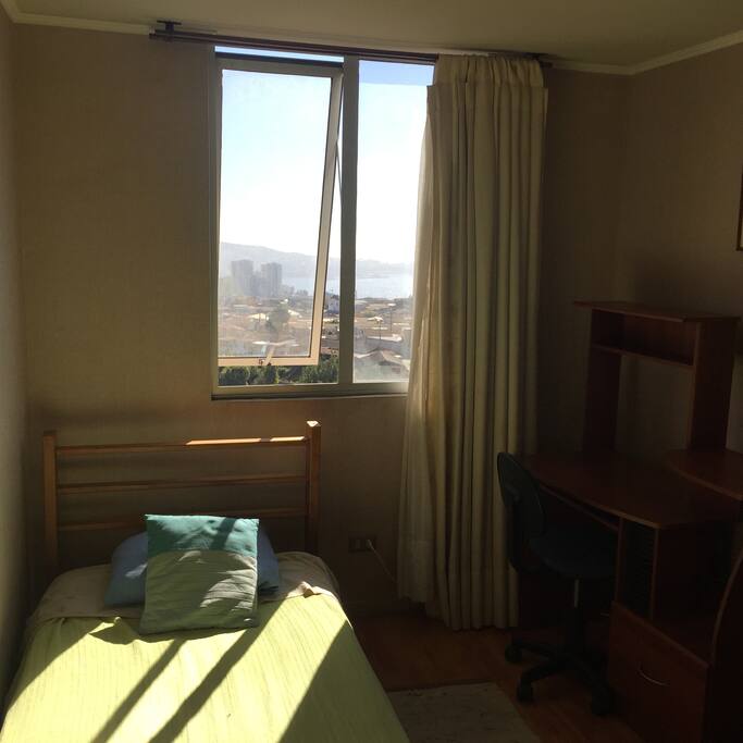 Esta es la bonita habitación que tenemos para los huéspedes! Muy soleada, con vistas al mar, cómoda cama de una plaza y amplio escritorio.
This is the beautiful room we offer to guests! Very sunny, window view to the ocean, confortable bed and large desk.