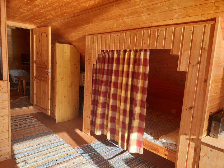 הנה שני גומחות שינה עם מיטות זוגיות. תריסי תערובת לחלונות כדי לכבות את האור בליל קיץ בהיר. 
וילון מונע שקיפות.