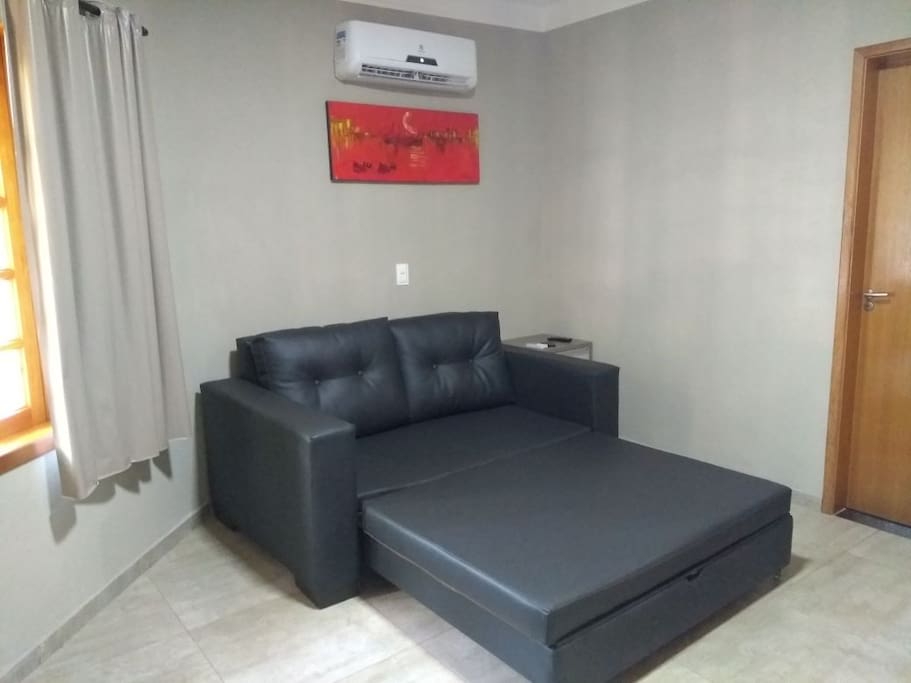 Sala com ar condicionado, sofá cama