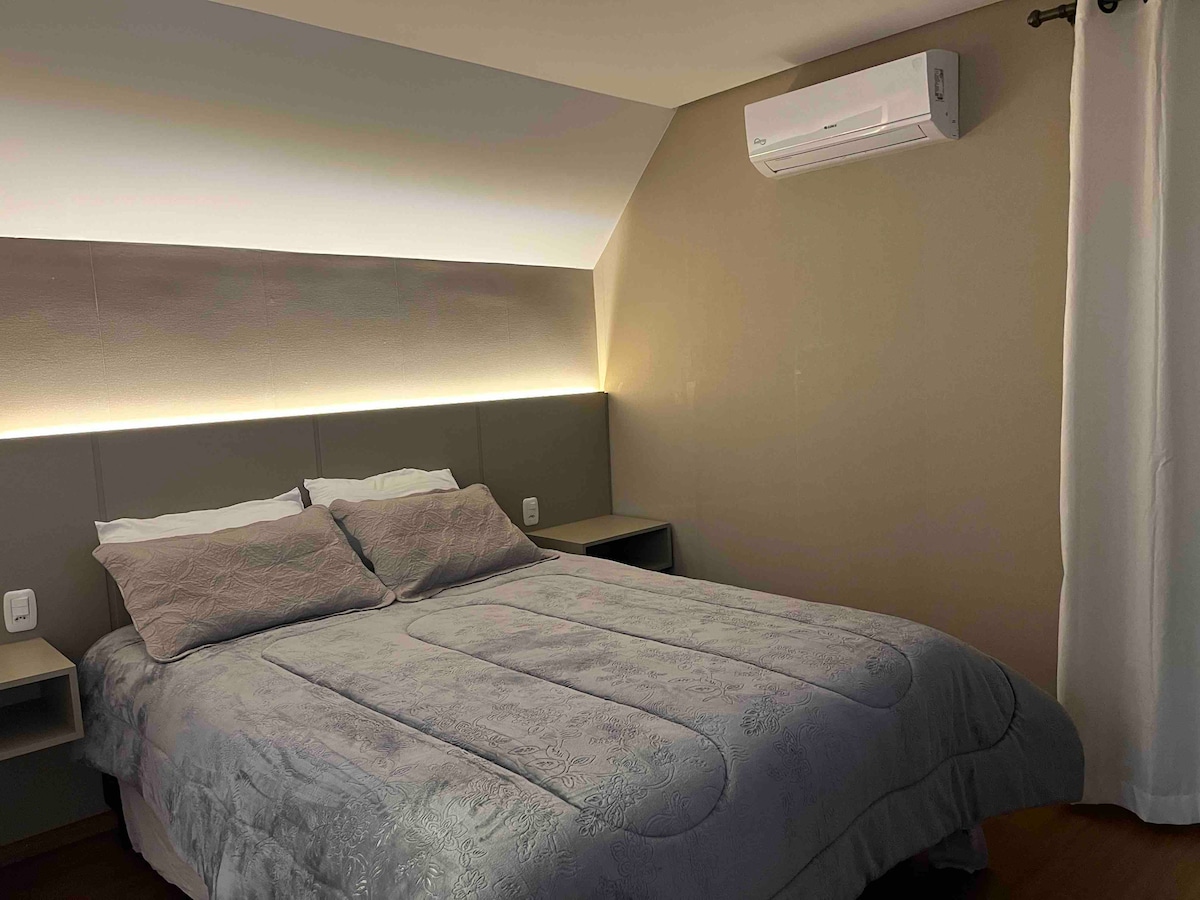 HABITACIÓN CON SUITE Y AIRE ACONDICIONADO Y CAMA QUEEM 