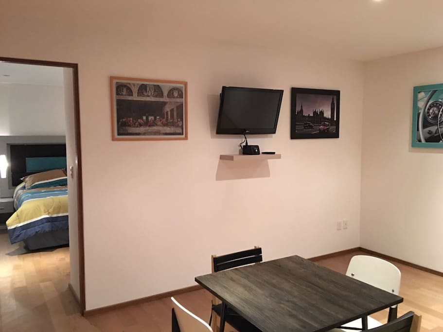 Televisión con servicio de cablevisión, teléfono con llamadas de larga distancia ilimitadas a México, Estados Unidos y Canadá, con wifi.
