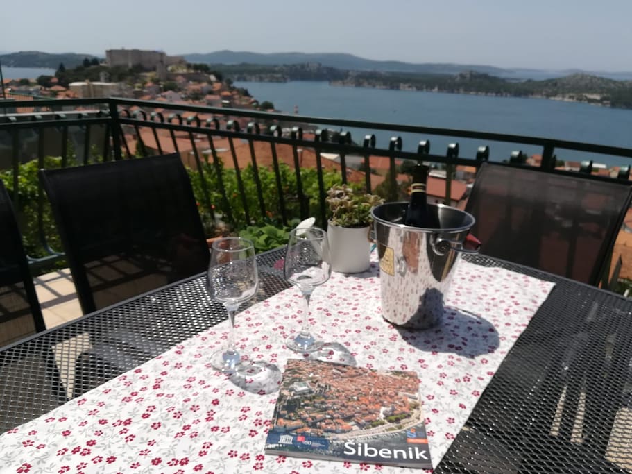 Pogled na more i tvrđavu Sv. Mihovil
