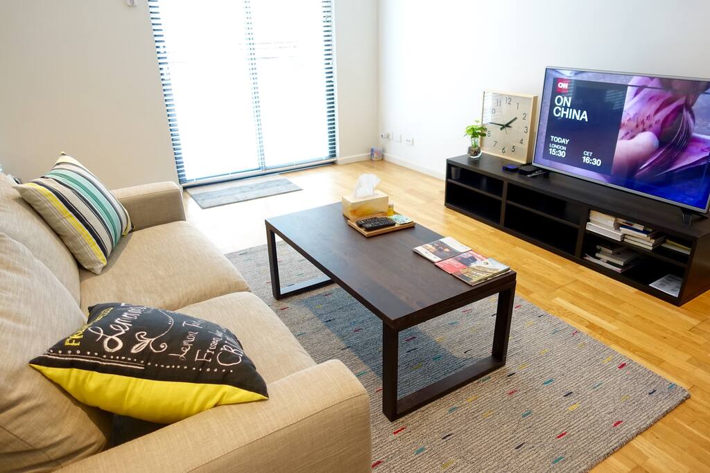 Plenty of natural light, spacious living area. 採光良好, 格局寬敞舒適宜人舒適, 附50寸網路電視.
