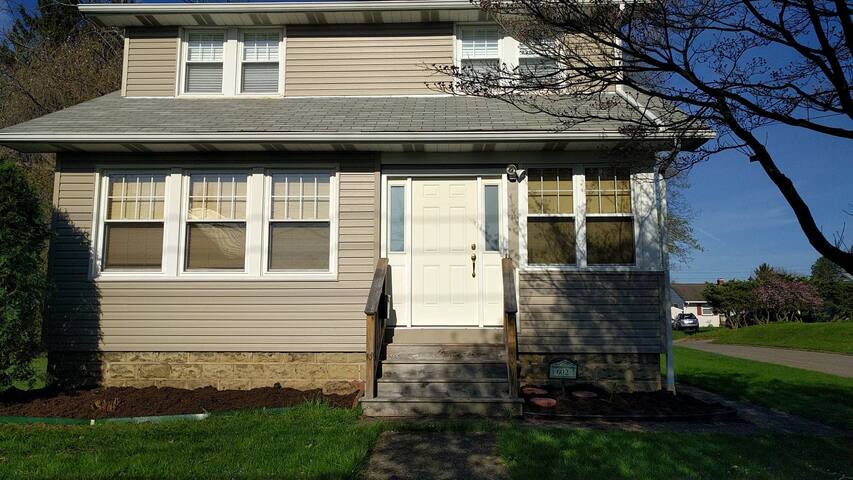 Picturesque House. Walking distance to the college