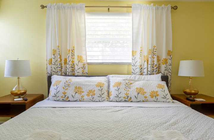 Un dormitorio principal luminoso con cama tamaño king