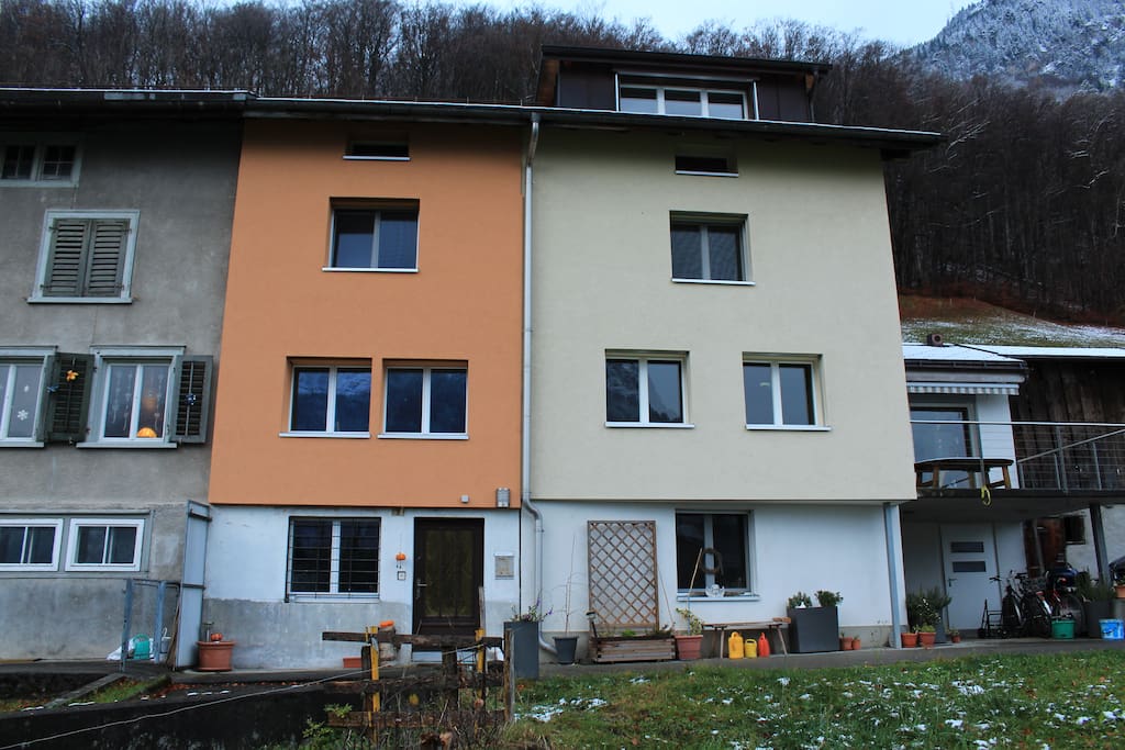 Hausteil von vorne (oranger Teil)