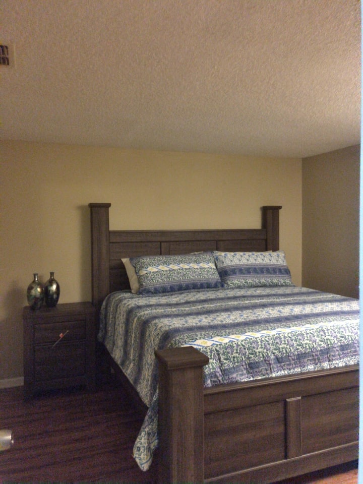 Гостинска спална соба 1 брачен кревет (широк 150-179 см) и ноќна масичка со ламба 