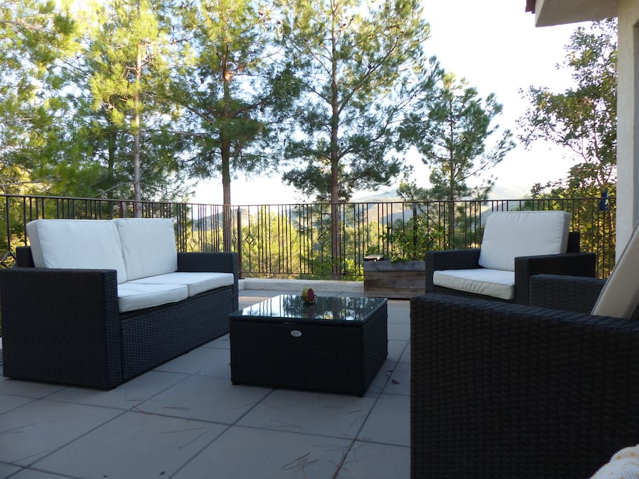 Grande terrasse avec vue sur la Sainte Baume et les collines de l'étoile