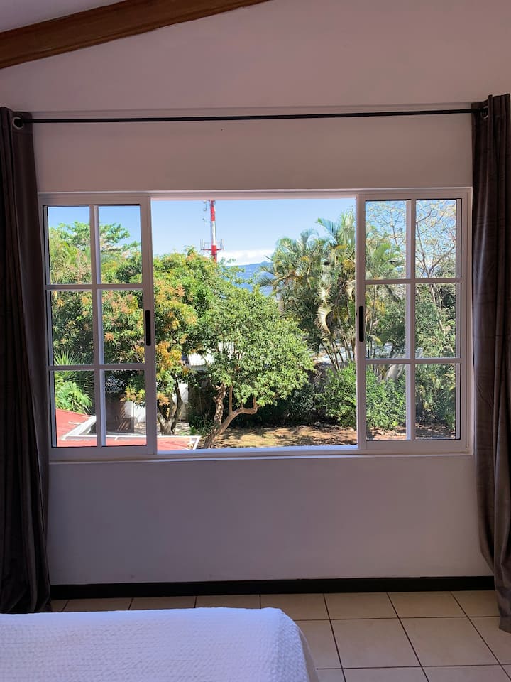 поглед од големиот прозорец на главната спална соба