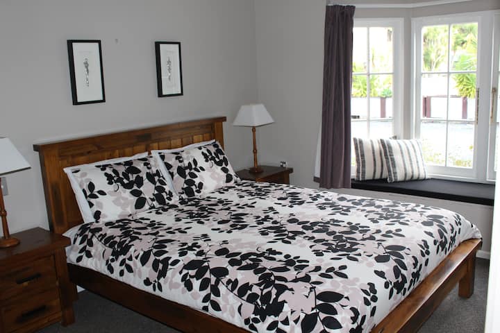 Krevat 4, krevat dopio "queen" me krevat dopio "king" në këmbët e krevatit, poshtë