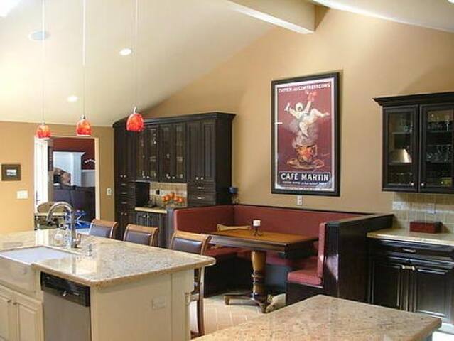 4-5 bedrm, 4-5 bath luxury home with pool, hot tub gallery image 2
