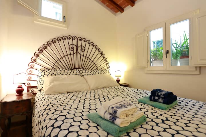 СПАЛНА СОБА СО БРАЧЕН КРЕВЕТ (ШИРОК