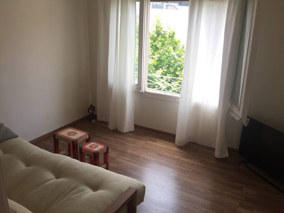 Es una habitación muy luminosa y agradable. Tiene un sofá cama futton, donde se descansa muy muy bien. También consta de un lugar donde colgar la ropa un sillóncito, mesita de noche y lámpara. Todo lo básico para pasar unos días agradables