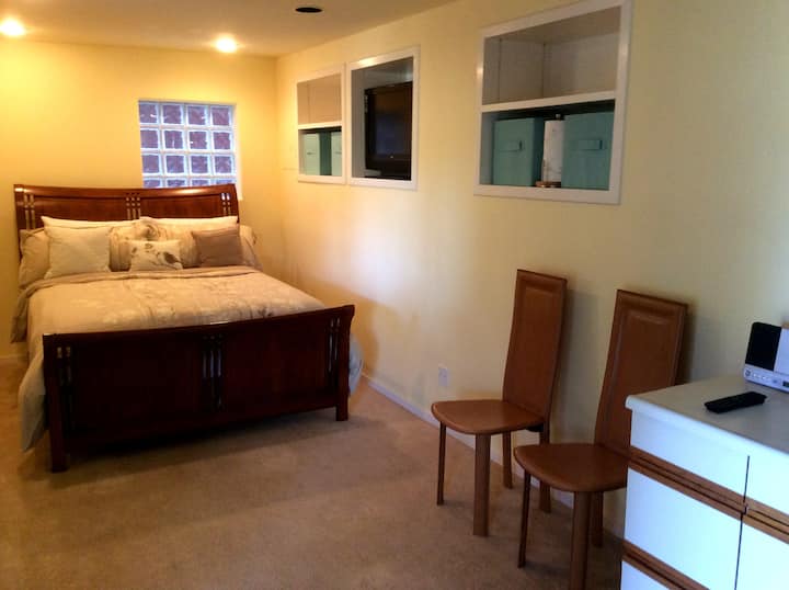 สิ่งอำนวยความสะดวกทั้งหมดของบ้านพร้อมเตียงควีนไซส์ไม้เนื้อแข็งพร้อมฟูกนอนด้านบนหมอน Devonshire พื้นที่เก็บของและเก้าอี้หนัง