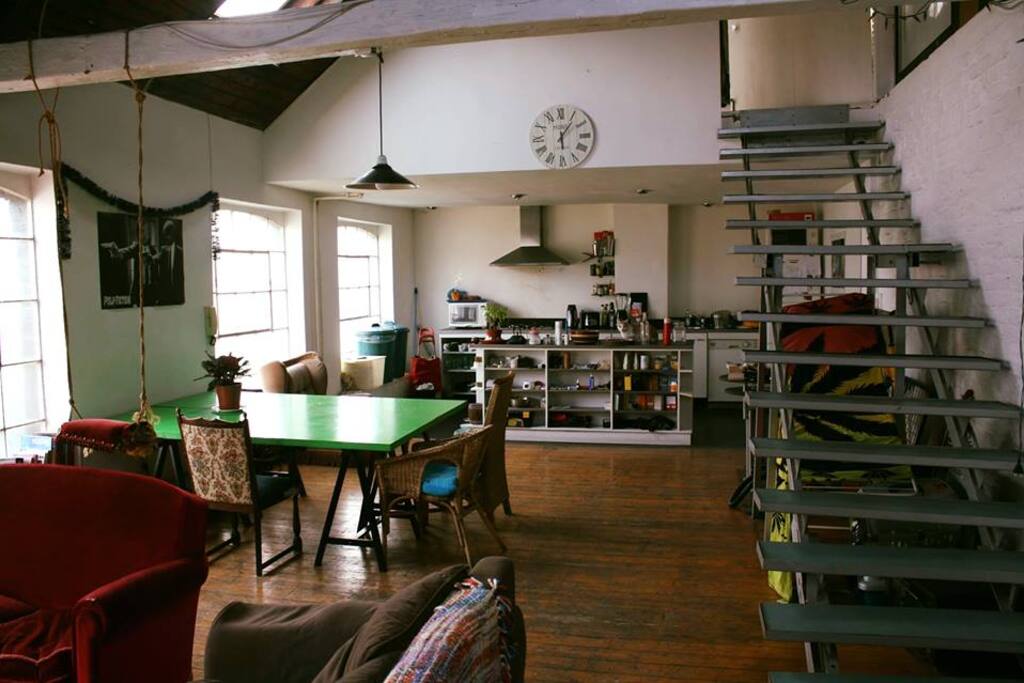 Cuisine & escaliers vers la chambre