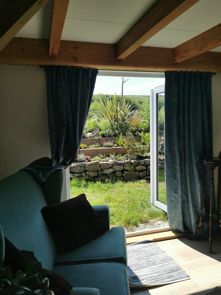 Rustic Garden Studio With Cozy Cabin Feel - Pool