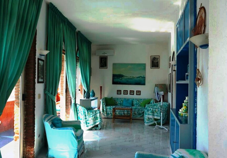 Sala de estar con terraza panorámica y sofá cama 