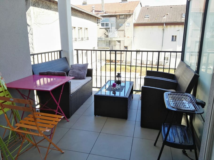 Terrasse sur cours intérieure calme, barbecue et salon.