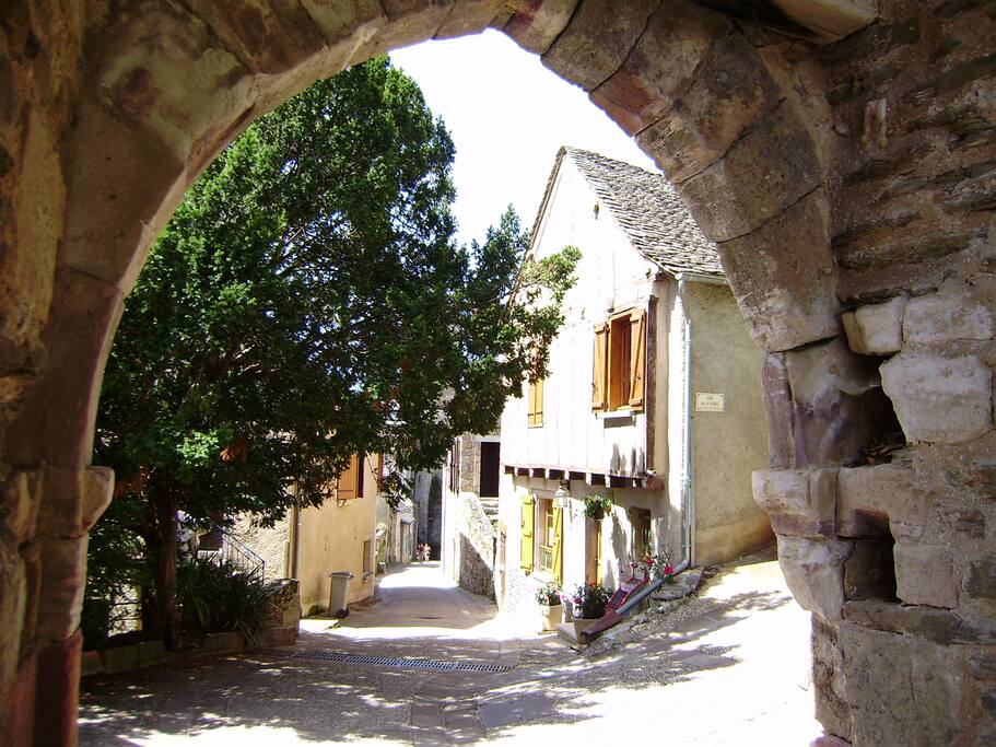 LA MAISON VUE DES REMPARTS DU CHATEAU