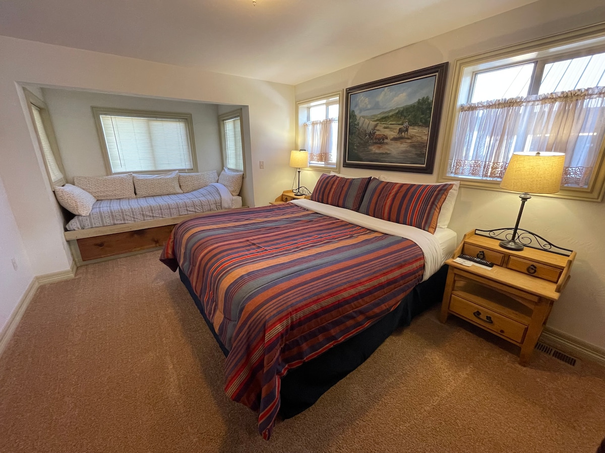 Главна спална соба со брачен кревет и дневен кревет. 